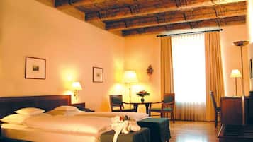 Comfort Double Room | Minibar, in-room safe, desk, blackout drapes
