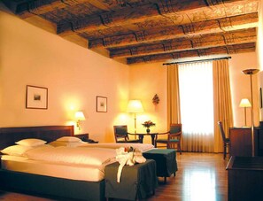 Comfort Double Room | 1 bedroom, minibar, in-room safe, desk