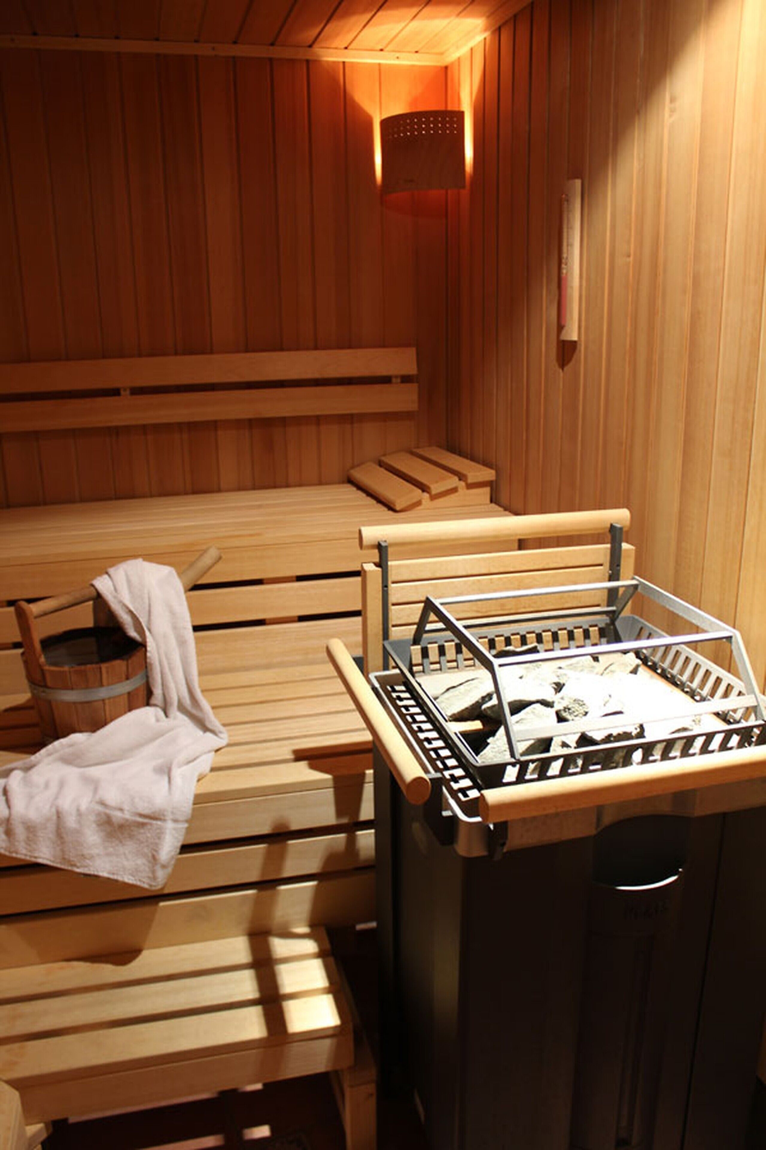 sauna, hot tub, body treatments, aromatherapy, body wraps, body scrubs
