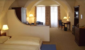 Suite | Minibar, in-room safe, desk, blackout drapes