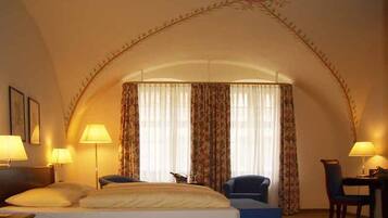 Suite | Minibar, caja fuerte, escritorio y cortinas opacas