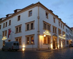 Fachada de la propiedad por la tarde o noche