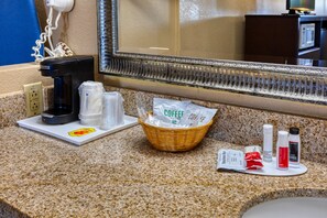 Tina con regadera, amenidades de baño gratuitas, secadora de cabello 