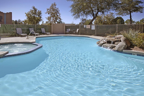 Piscine extérieure en saison