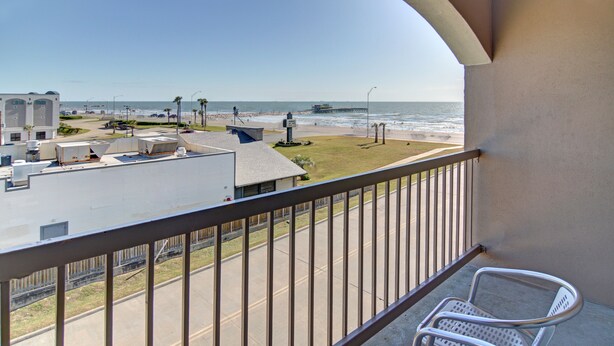 A balcony with a view of the beach and ocean. - Spark by Hilton Galveston (Galveston)