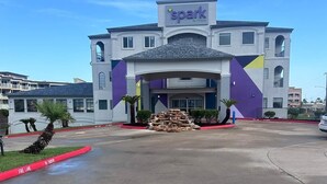 A hotel with a modern design, featuring a prominent 'spark by Hilton' sign. - Spark by Hilton Galveston (Galveston)