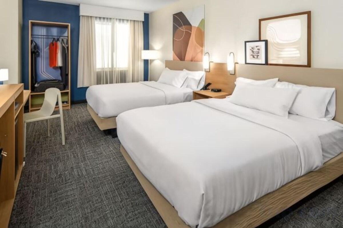 2 Queen Beds Room