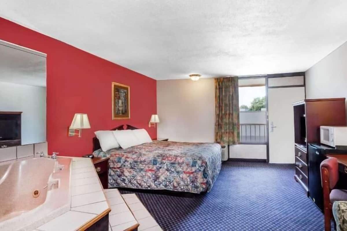 مكتب وأسرّة قابلة للطي وواي فاي مجانًا وملاءات أسرّة