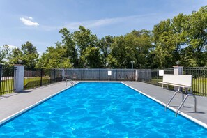 Piscine extérieure en saison