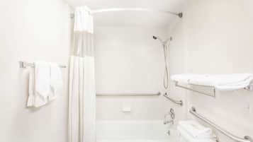 Combined shower/bathtub, free toiletries, towels