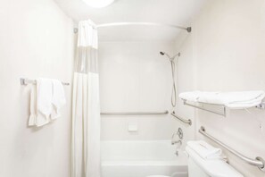 Combined shower/bathtub, free toiletries, towels - Days Inn by Wyndham Martin (Martin)