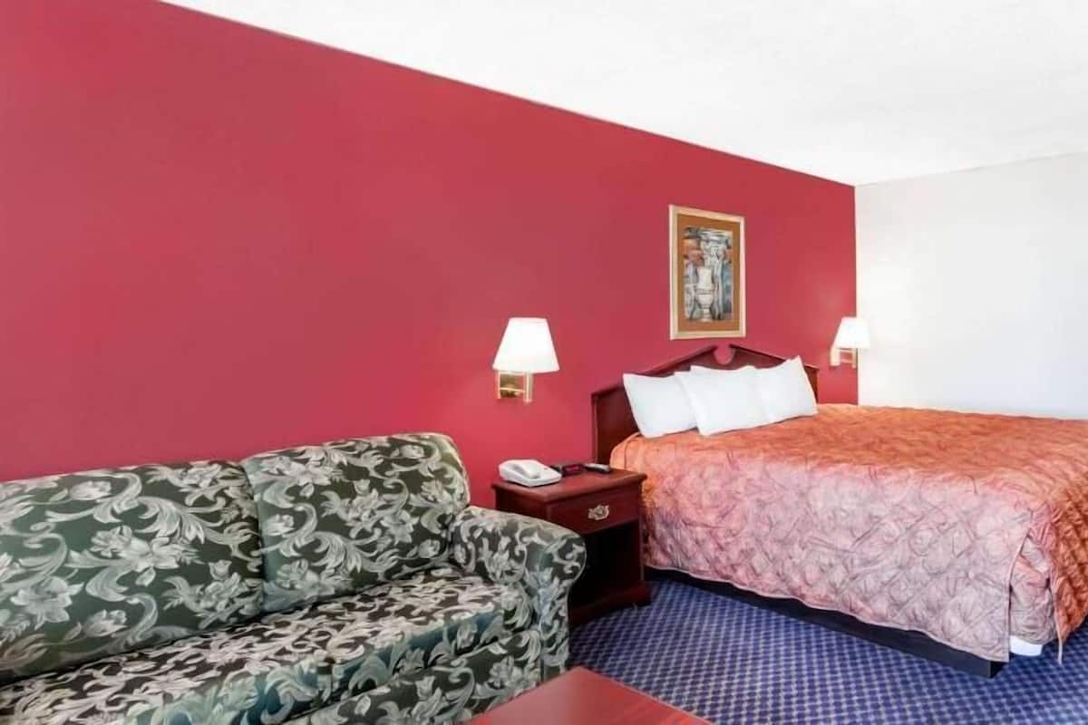 مكتب وأسرّة قابلة للطي وواي فاي مجانًا وملاءات أسرّة