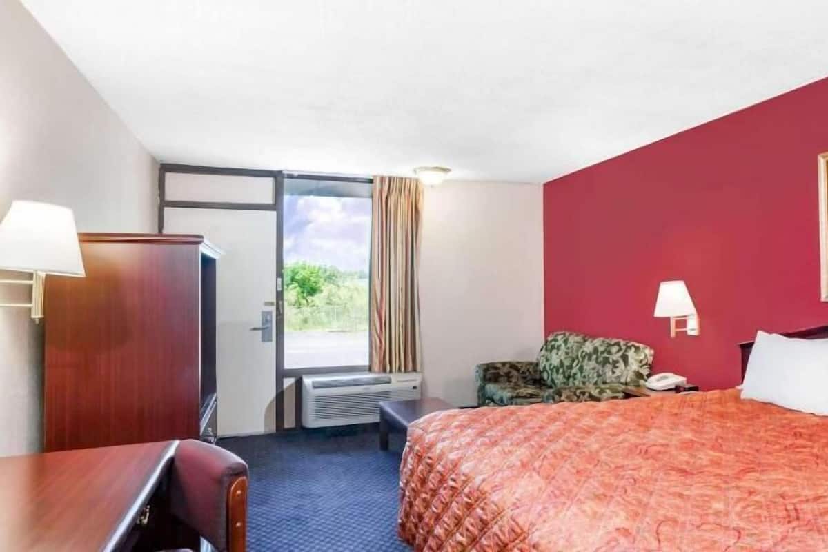 مكتب وأسرّة قابلة للطي وواي فاي مجانًا وملاءات أسرّة