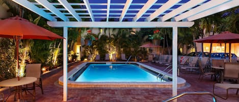 Una piscina al aire libre, una piscina climatizada, tumbonas