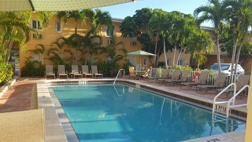 Una piscina al aire libre, una piscina climatizada, tumbonas