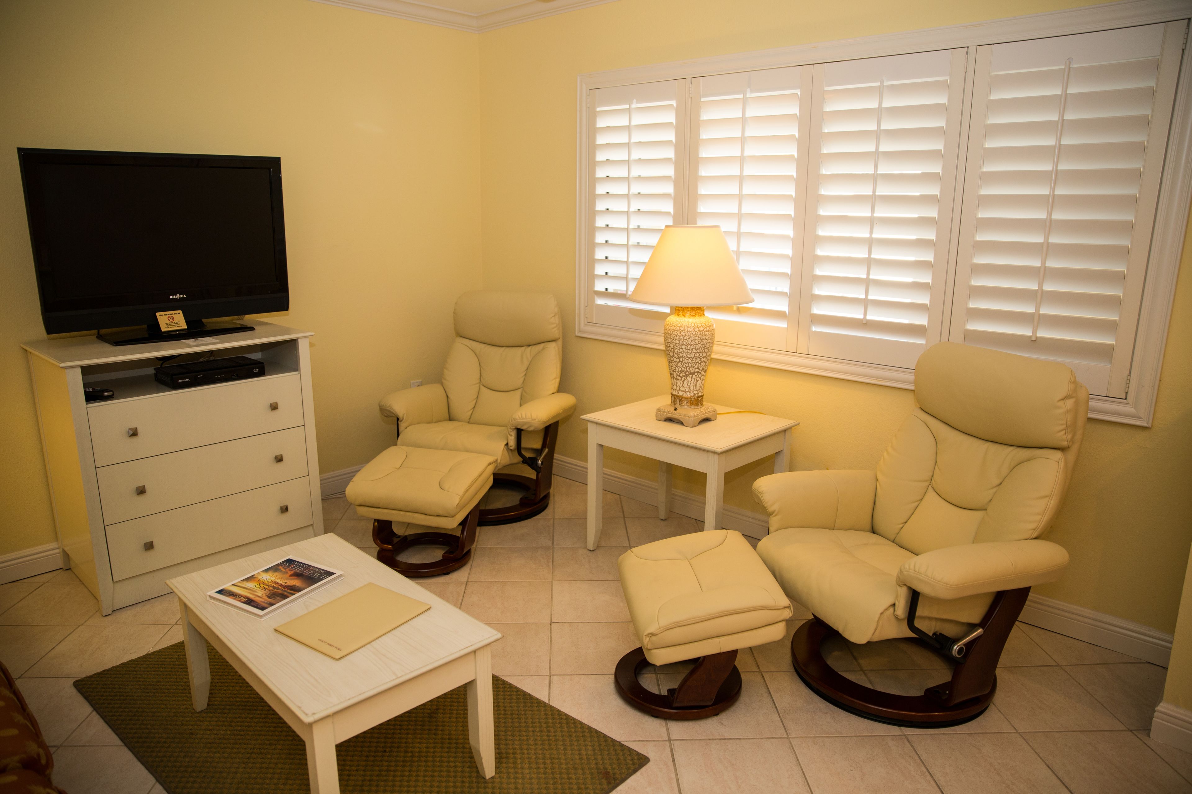 king suite | living area | flat-screen tv