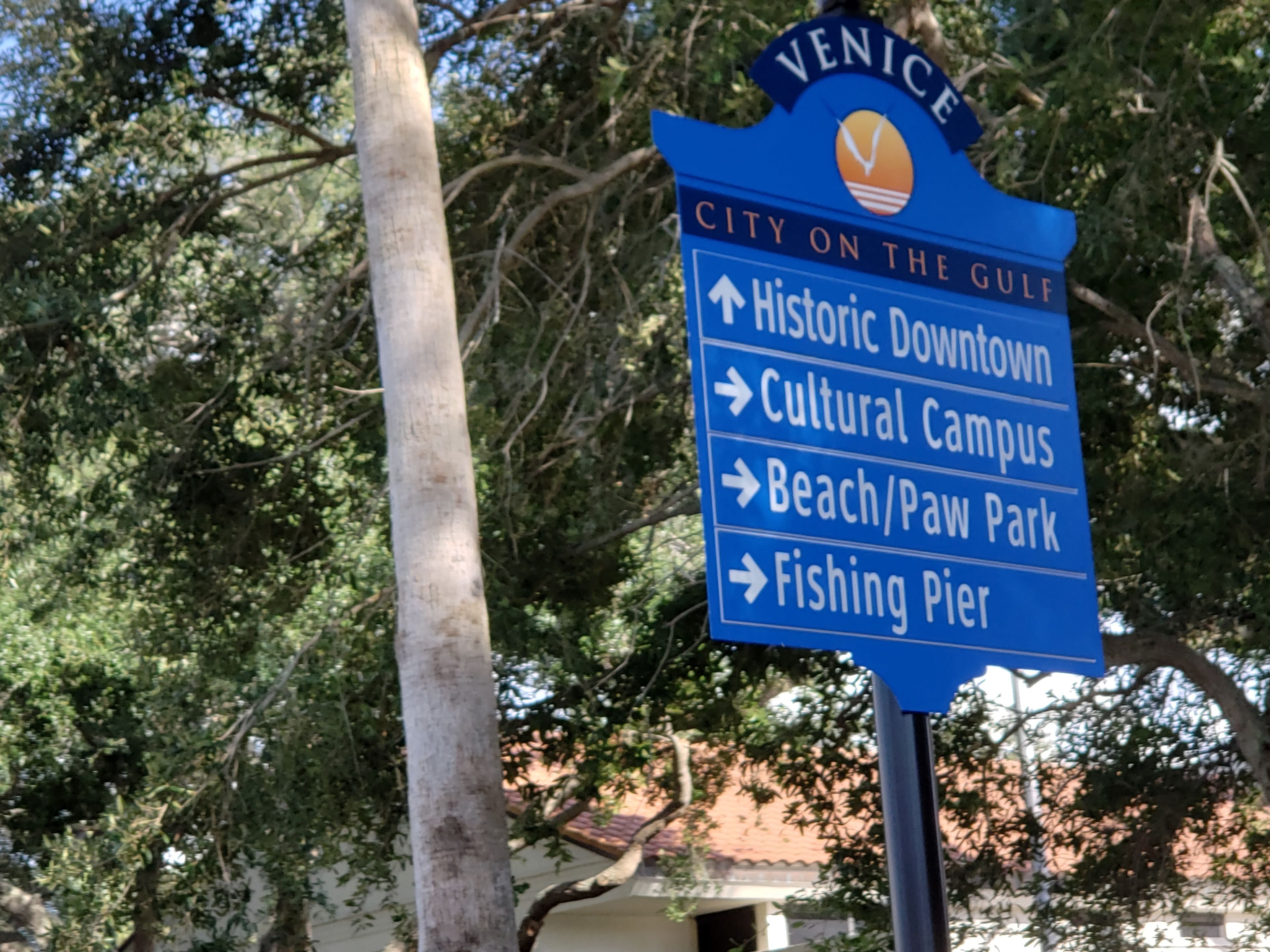 A directional sign for Venice City on the Gulf with arrows pointing to Historic Downtown, Cultural Campus, Beach/Paw Park, and Fishing Pier.