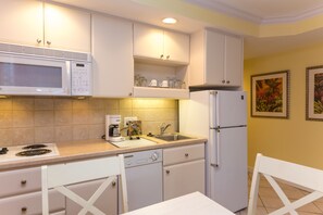 Deluxe Double Studio | Private kitchen | Fridge, microwave, coffee/tea maker