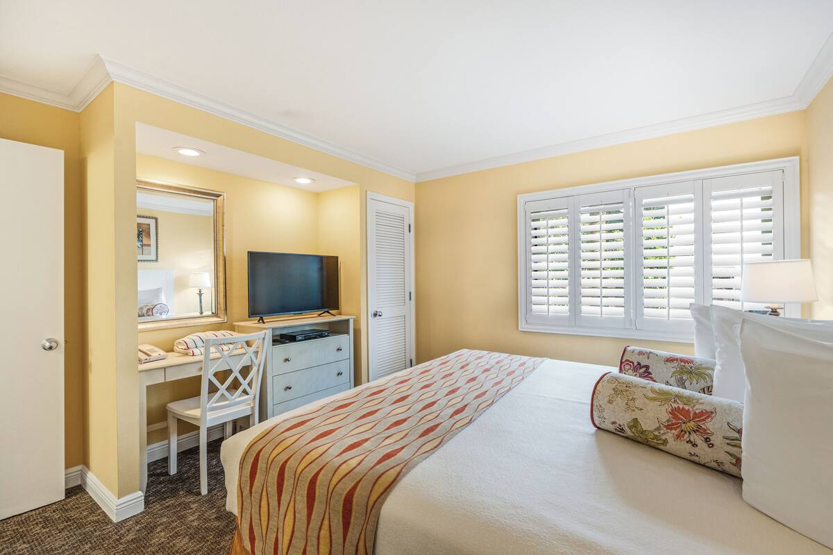 King Suite | In-room safe, desk, iron/ironing board, cribs (free)