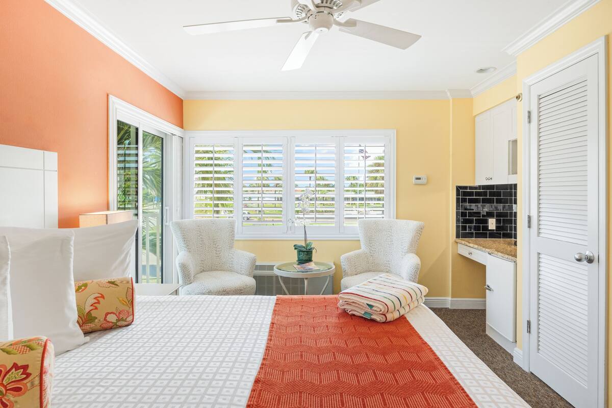 Standard Room, 1 King Bed | In-room safe, desk, iron/ironing board, cribs (free)