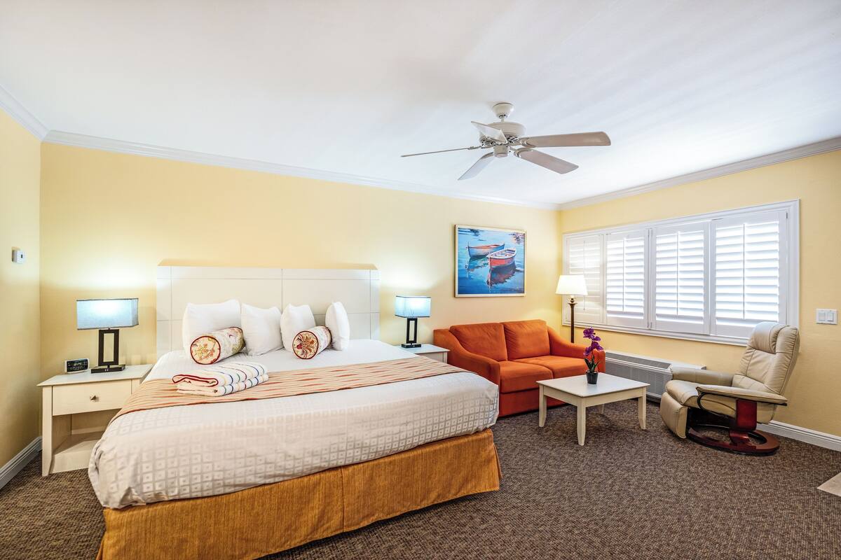 Deluxe Studio, 1 King Bed, Beach View | In-room safe, desk, iron/ironing board, cribs (free)