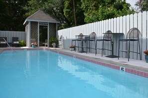 Seasonal outdoor pool - Maplewood Hotel (Saugatuck)