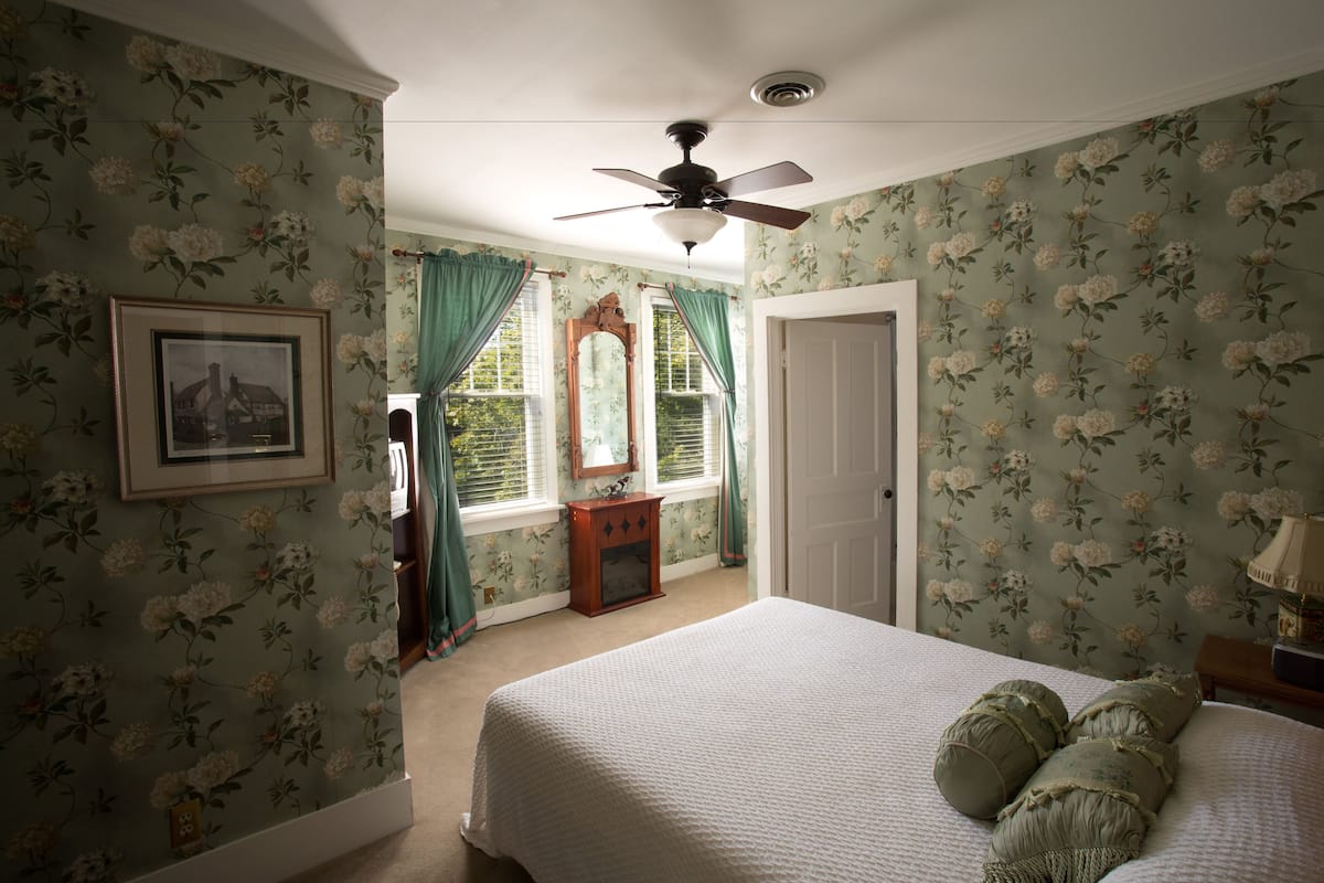 Deluxe Room Queen Bed Fireplace & Private Shower | Iron/ironing board, free WiFi, bed sheets