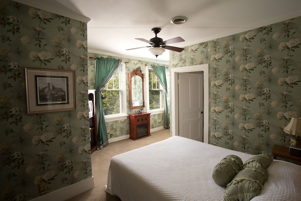 Deluxe Room Queen Bed Fireplace & Private Shower | Bügeleisen/Bügelbrett, kostenloses WLAN, Bettwäsche
