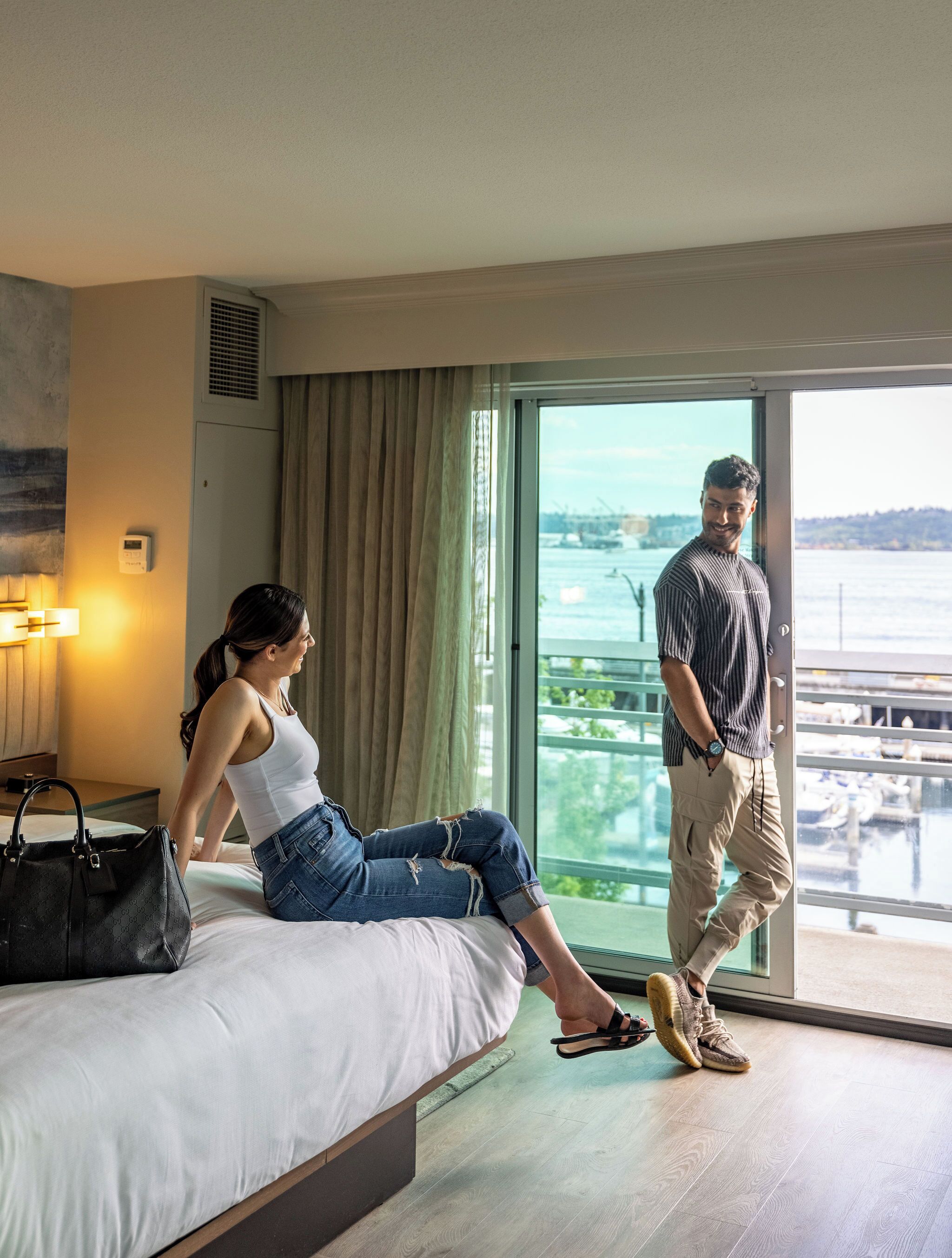 羽绒被、加厚床垫、客房内保险箱、办公桌