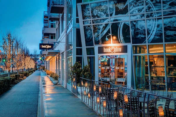 Breakfast, dinner, brunch served; local cuisine, ocean views