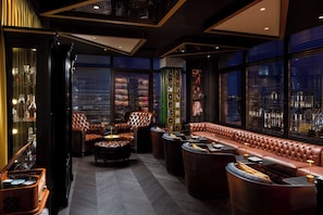3 bars/lounges, pub