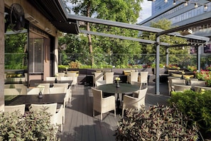 3 restaurants, breakfast, lunch, dinner served; international cuisine
