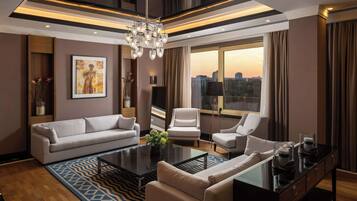 Suite presidencial | Ropa de cama de alta calidad, camas Select Comfort y minibar