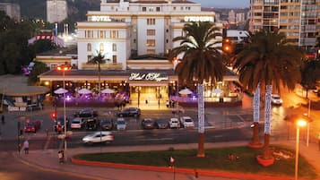 Mặt tiền nơi lưu trú - ban đêm