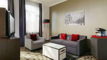 Junior-Suite, 1 King-Bett | Allergikerbettwaren, Minibar, Zimmersafe, Schreibtisch