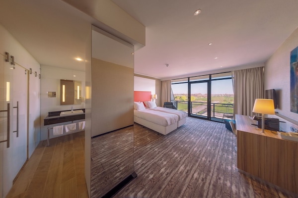 Kamar Superior | Brankas, meja kerja, ruang kerja ramah laptop, dan tirai kedap cahaya