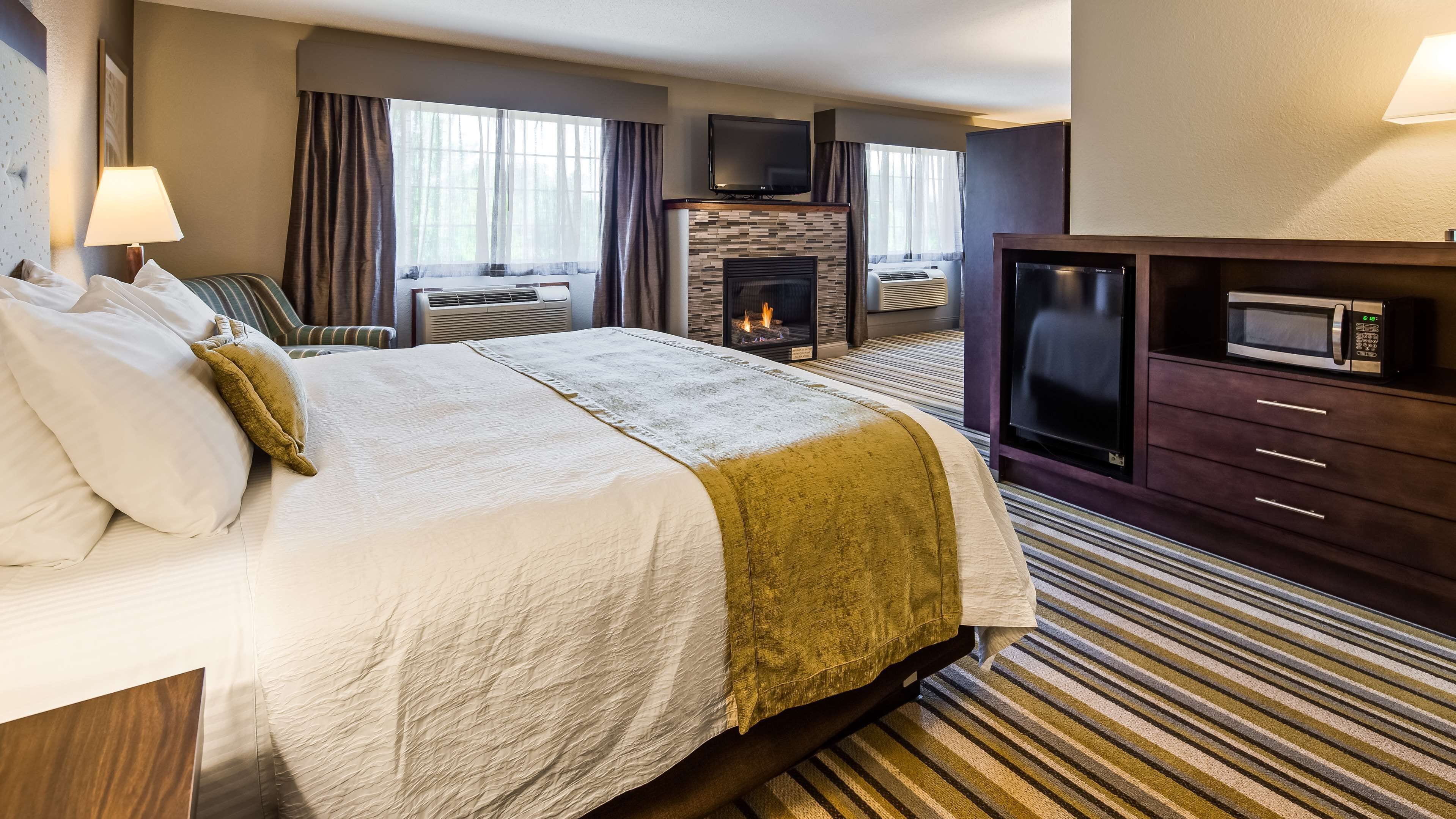 Suite, 1 King Bed, Non Smoking, Fireplace | Iron/ironing board, free WiFi, bed sheets