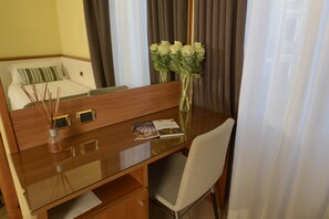 Premium bedding, minibar, in-room safe, desk - Hotel Florence Milano (Milan)