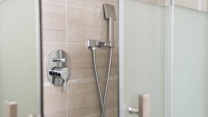 تجهيزات دش، دُش غزير، مجففات شعر، خف للقدمين