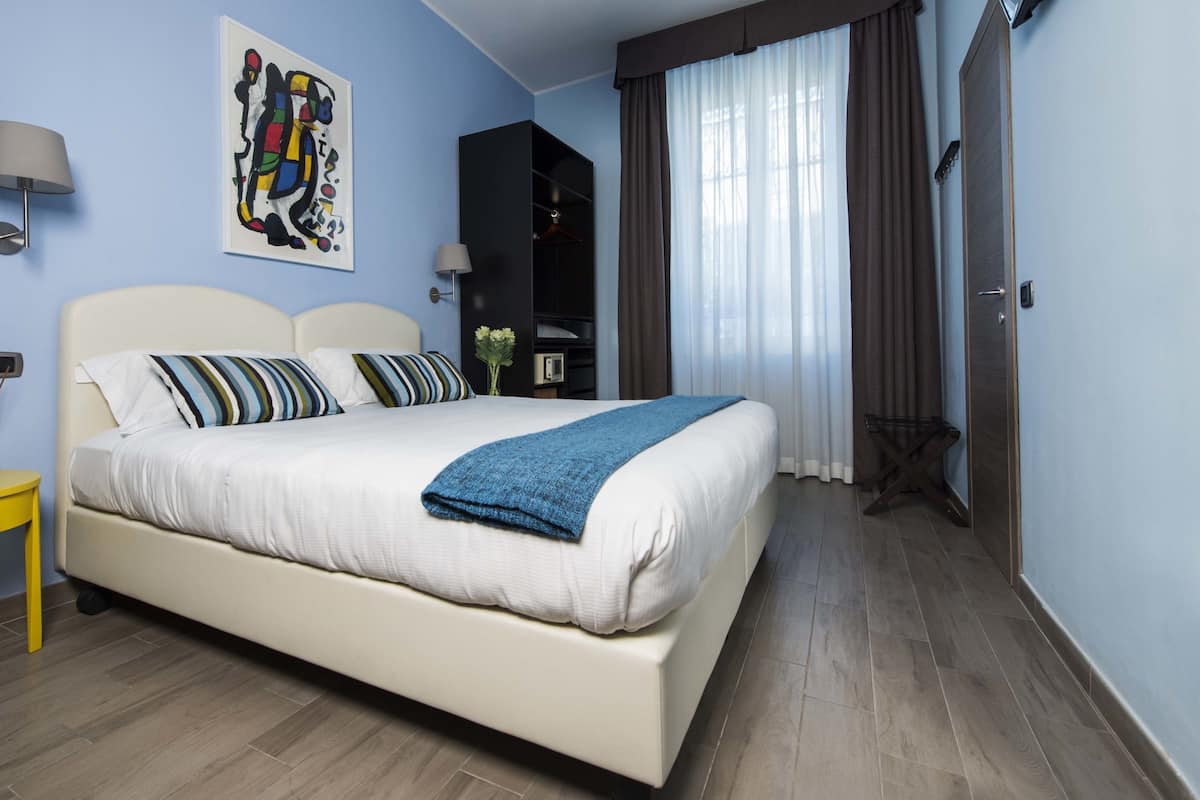 Premium bedding, minibar, in-room safe, desk