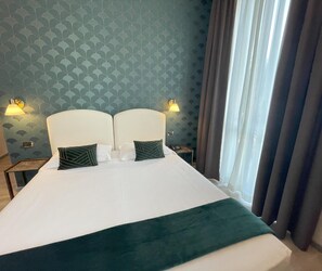 Luxe beddengoed, een minibar, een kluis op de kamer, een bureau