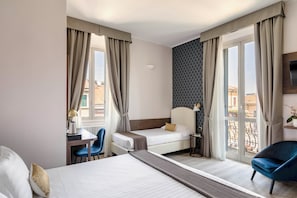Een hotelkamer met een bed, bureau, stoel en televisie.