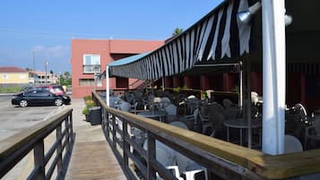 Déjeuner et dßner servis sur place, vue sur la plage