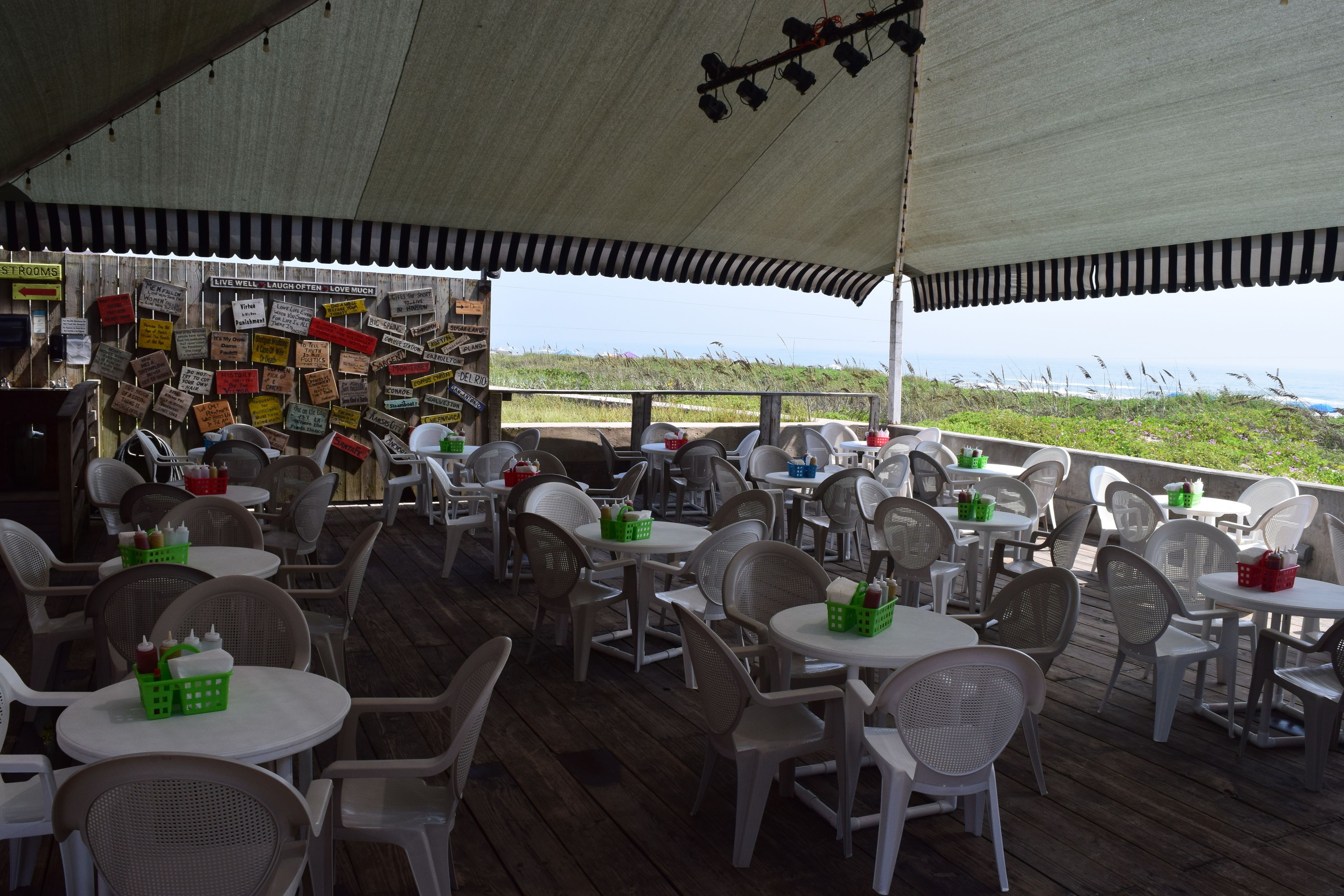 供应午餐和晚餐，美洲菜，海滩景观