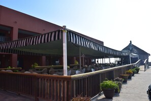 Lunch and dinner served - Wanna Wanna Inn (South Padre Island)