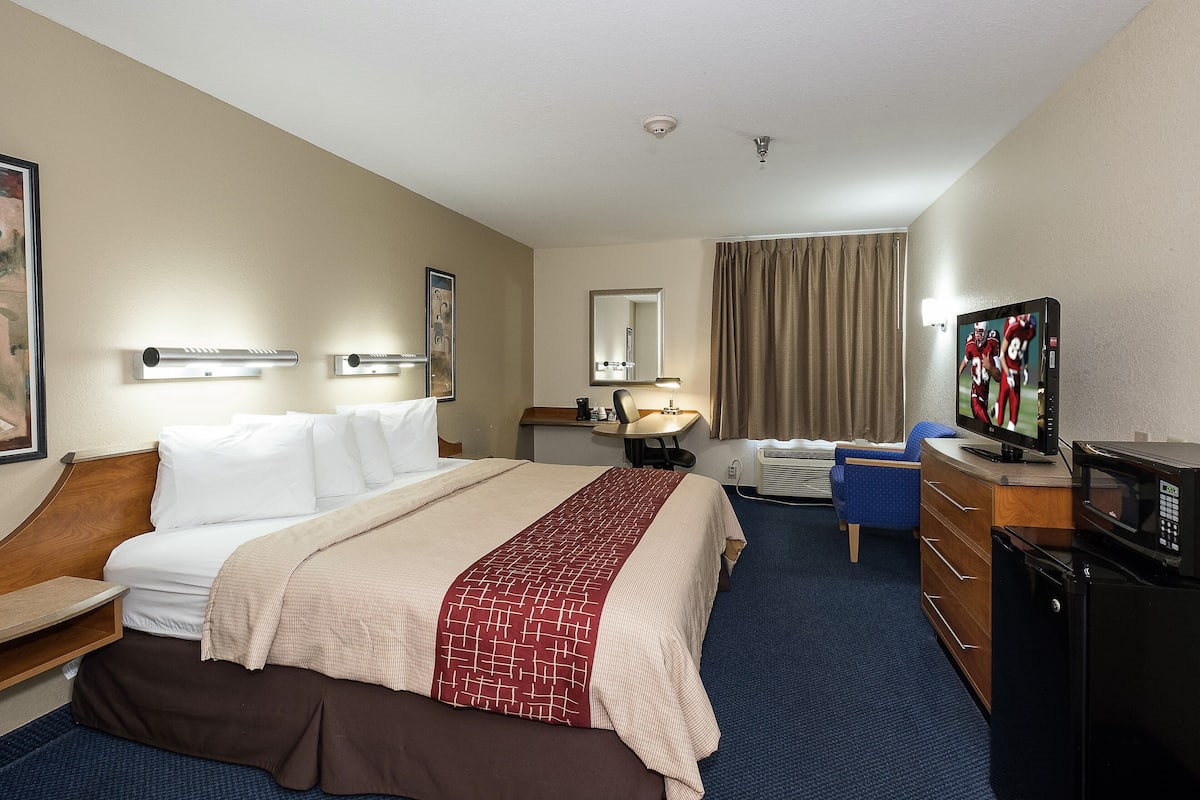Free WiFi, alarm clocks, bed sheets