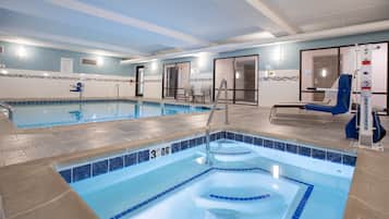 Inomhuspool och solstolar