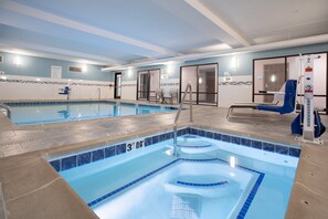 Una piscina cubierta, tumbonas