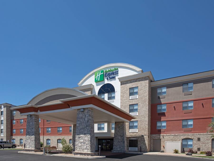 Un hotel con un llamativo letrero de 'Hyatt Express', una entrada cubierta y fachada de ladrillo.