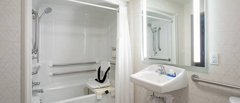 Un baño con bañera, lavamanos, inodoro y ducha.
